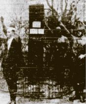 am 1. Mai 1933 zur Errichtung des »Schandpfahls« am Bismarckplatz (heute Friedrich-List-Platz), Fotograf: unbekannt, Freiheitskampf