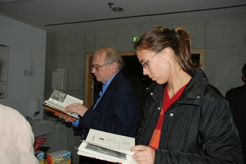 Interessierte Leser. Foto: bp